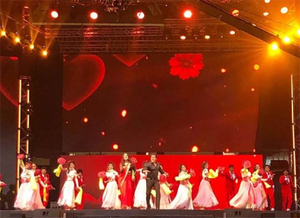 performance of Sonakshi Sinha, Kriti Sanon and Daisy Shah in Salman Khan Da-Bangg Tour Delhi