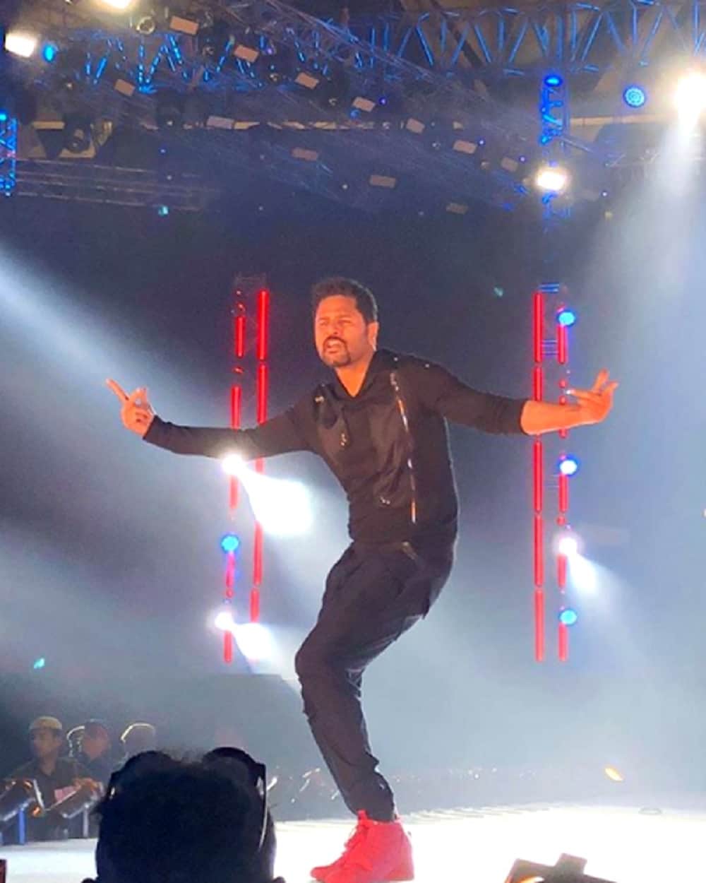 performance of Sonakshi Sinha, Kriti Sanon and Daisy Shah in Salman Khan Da-Bangg Tour Delhi