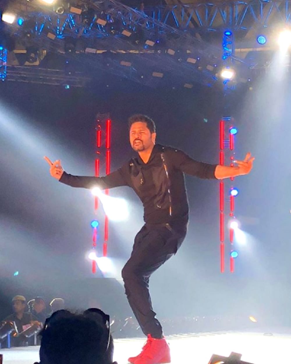 performance of Sonakshi Sinha, Kriti Sanon and Daisy Shah in Salman Khan Da-Bangg Tour Delhi