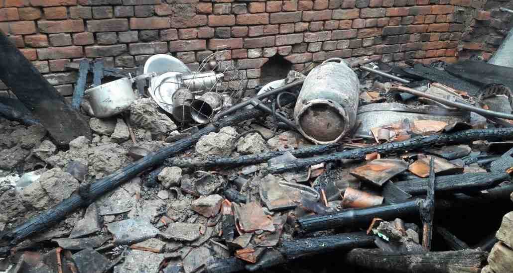नगला पचिया में धमाके के साथ फटा सिलेंडर, मकान की छत उड़ी