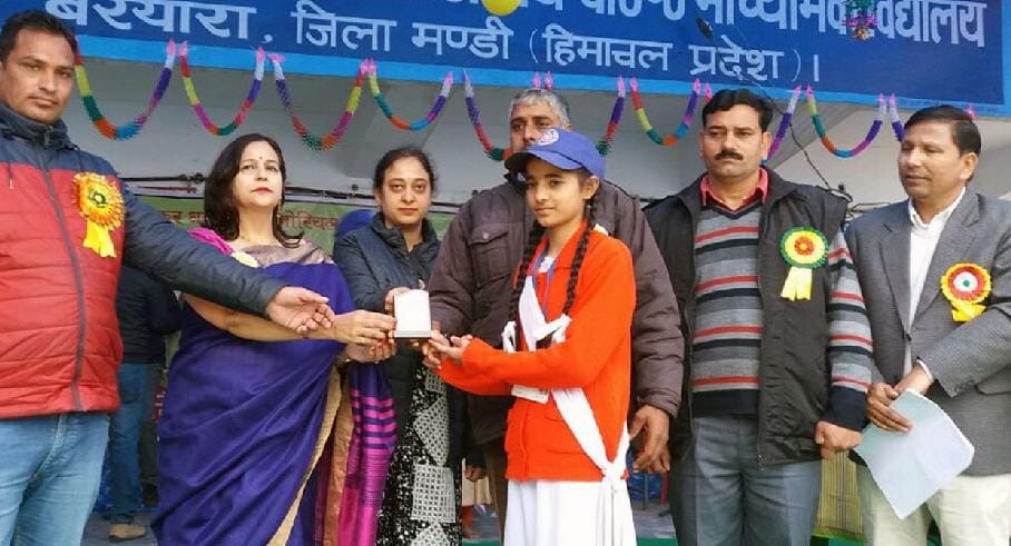 अनिता और खुशहाल बने सर्वश्रेष्ठ छात्र और छात्रा