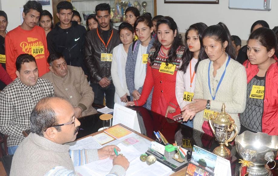 वल्लभ कॉलेज की समस्याओं को लेकर एबीवीपी का प्रदर्शन