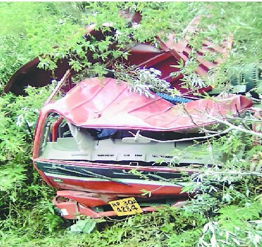 कोटलू में गहरी खाई में गिरा टिप्पर, चालक की मौत
