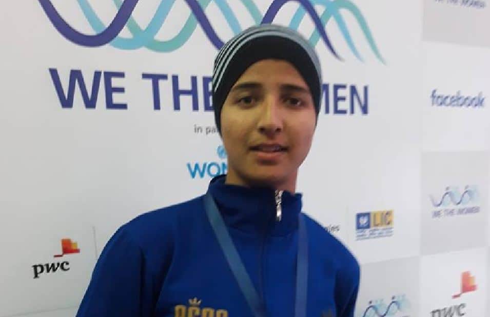 iqra rasool kashmiri girl who learn cricket to wathch videos of virat kohli