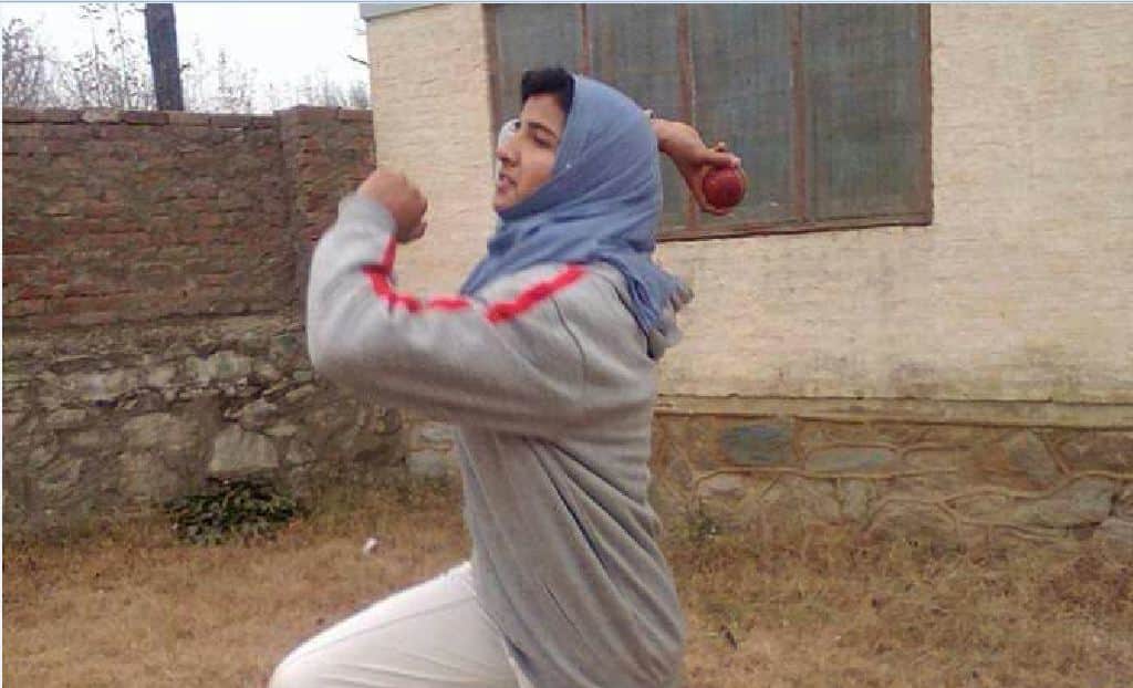 iqra rasool kashmiri girl who learn cricket to wathch videos of virat kohli