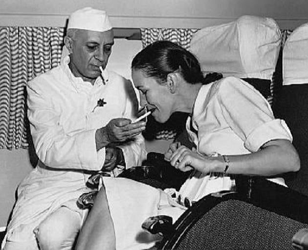 नेहरू स्मोकिंग