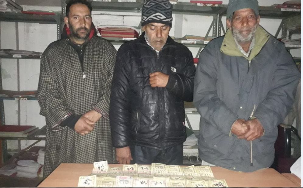 three person arrested by srinagar police with 13 lacs demonetised currency
