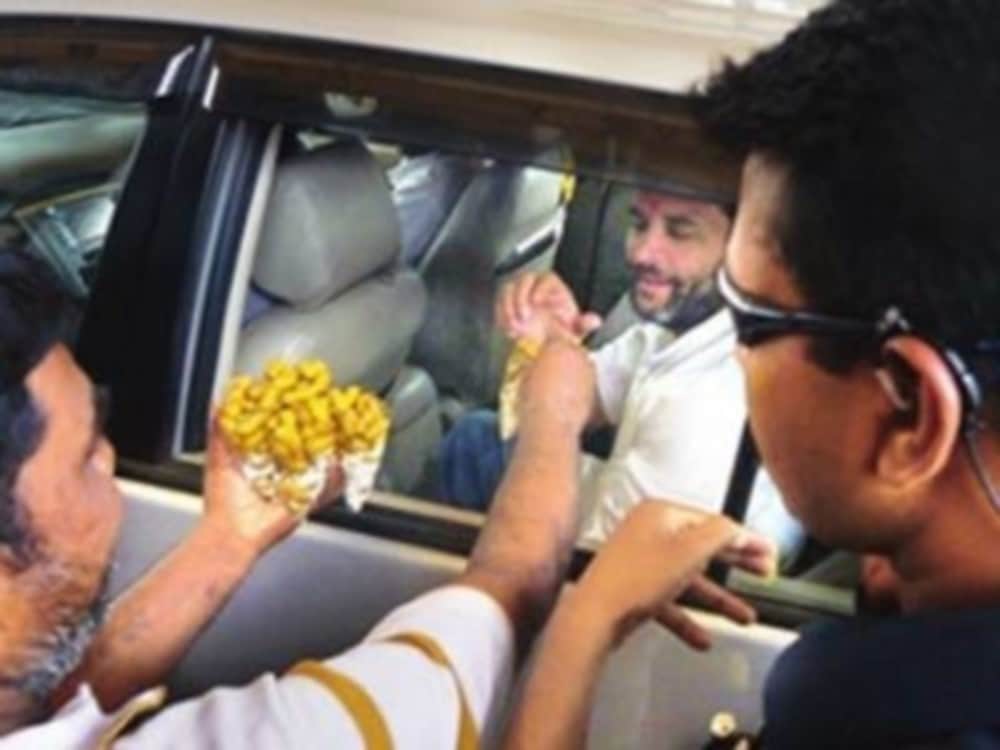 rahul gandhi interacted with peanuts theli wala in rishikesh