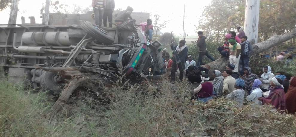Road accident in Mirzapur, Many died after truck-tractor collision
