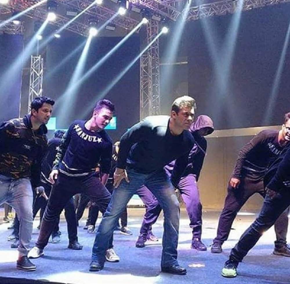 performance of Sonakshi Sinha, Kriti Sanon and Daisy Shah in Salman Khan Da-Bangg Tour Delhi