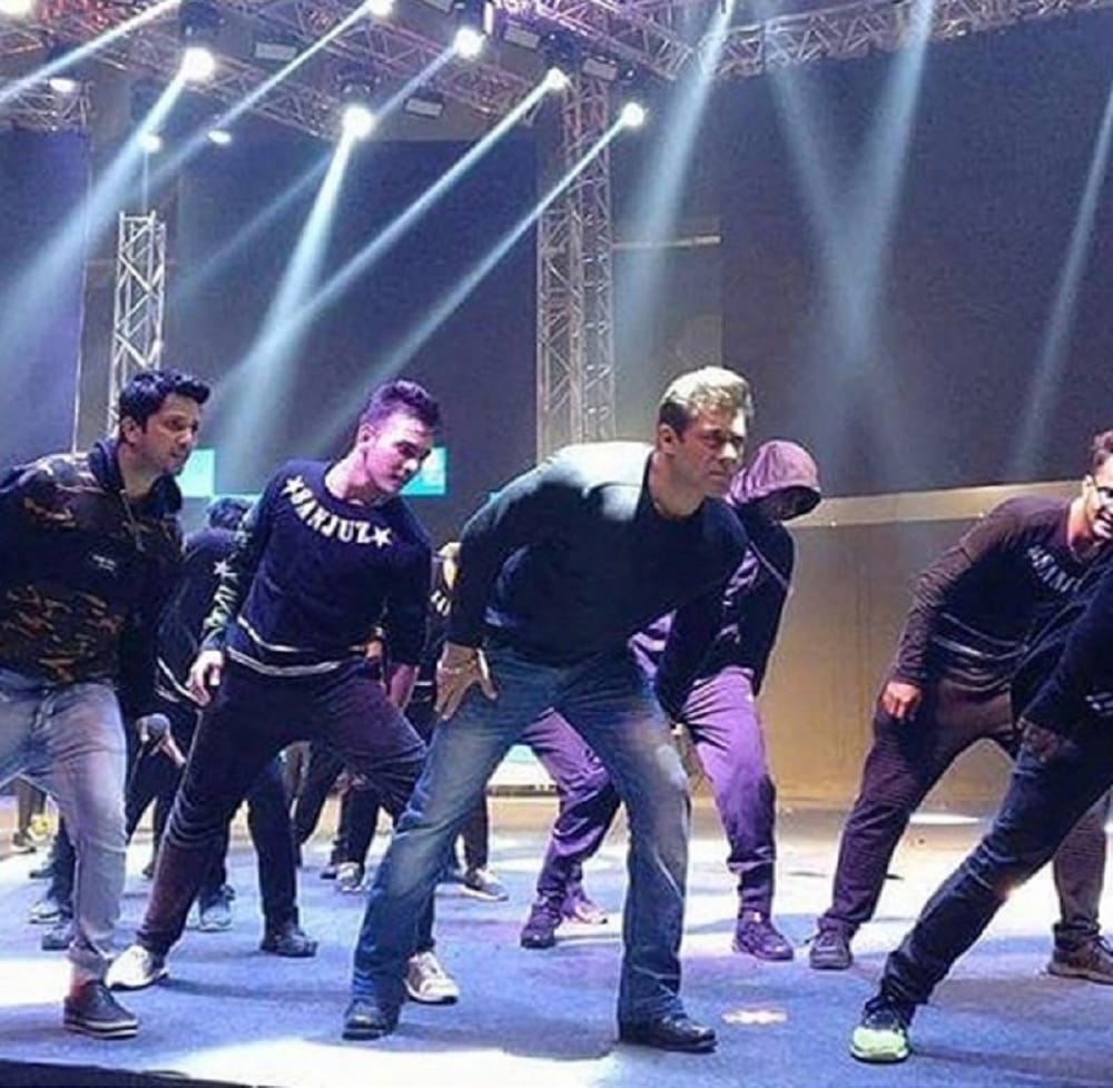 performance of Sonakshi Sinha, Kriti Sanon and Daisy Shah in Salman Khan Da-Bangg Tour Delhi