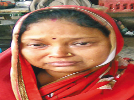 Crooks show cash and loot cash and cash from a woman
