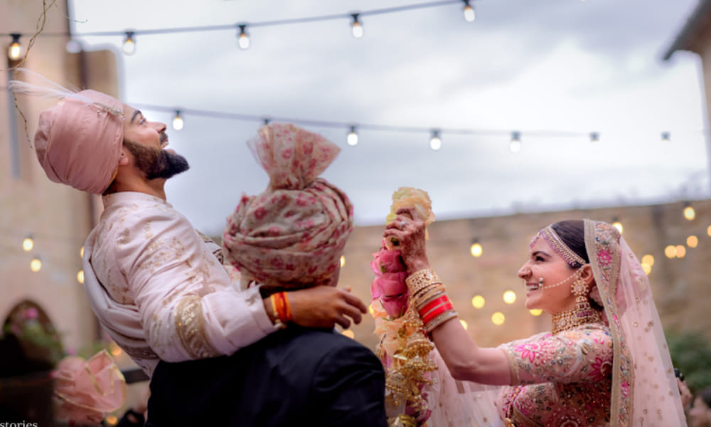 who raised virat three feet high when anushka was trying to put garland in his neck