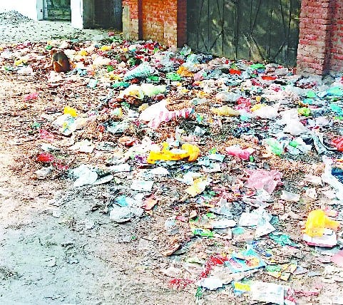 मैडम यहां की गंदगी भी देखिए