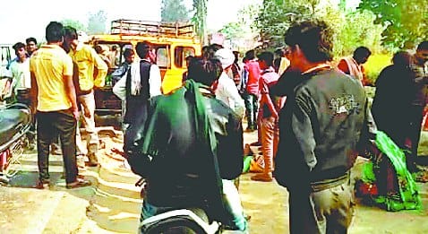 खाई में टेंपो पलटने से सात लोग घायल