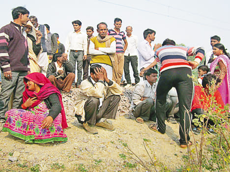 रोते बिलखते मृतक के परिजन
