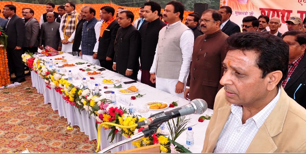 Commissioner administers 70 councilors including Mayor, congratulations