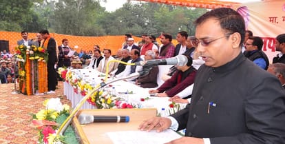 Commissioner administers 70 councilors including Mayor, congratulations