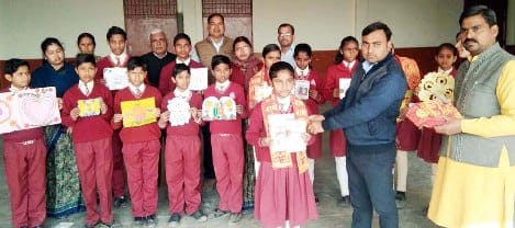 ग्रीटिंग कार्ड प्रतियोगिता में उत्कर्ष और रूबी अव्वल