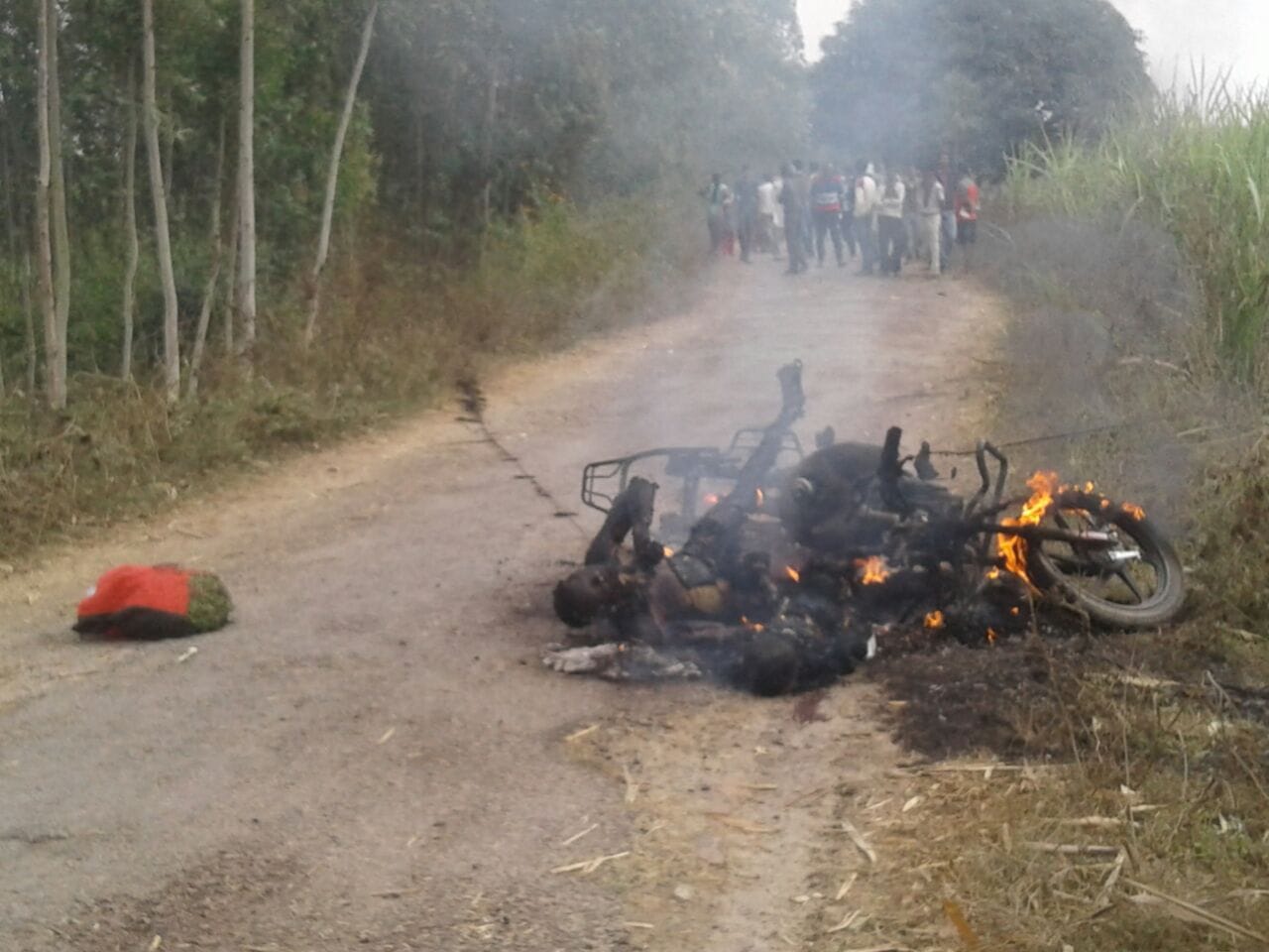 two burned up alive in sitapur when a electric line falls on bike.