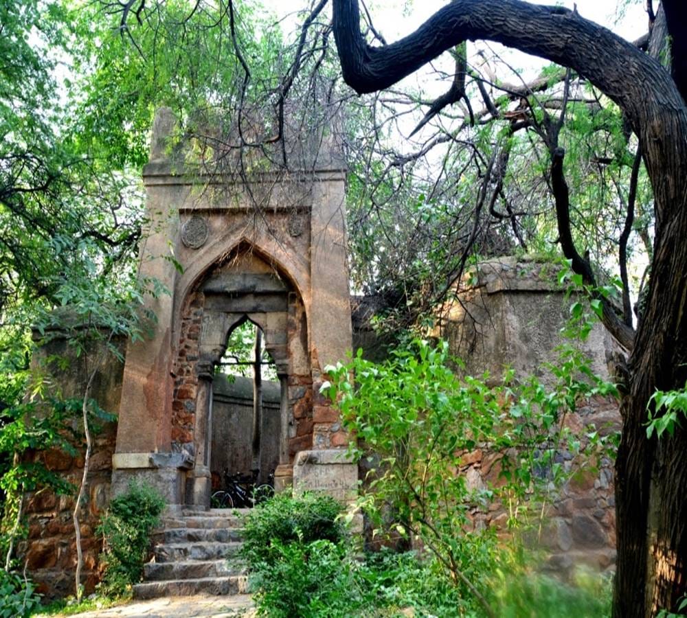 Know the story about Bhuli Bhatiyari Mahal