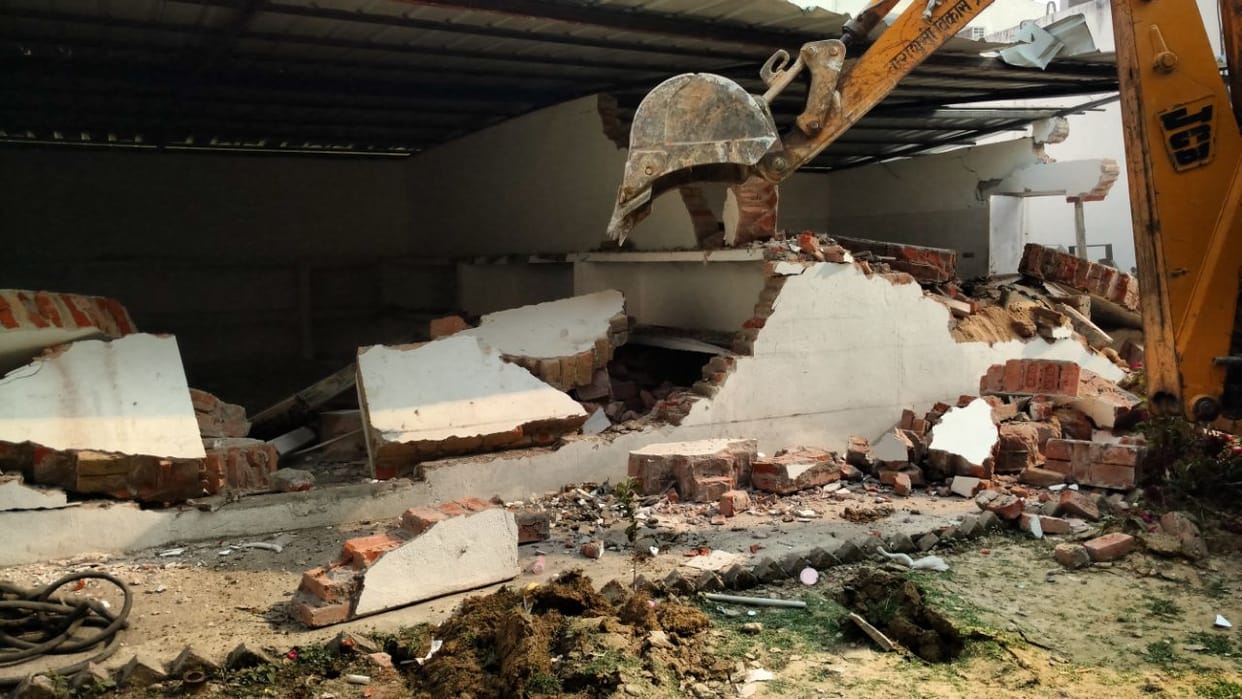 VDA team demolished illegal construction by bulldozers more than 40 bighas in Varanasi