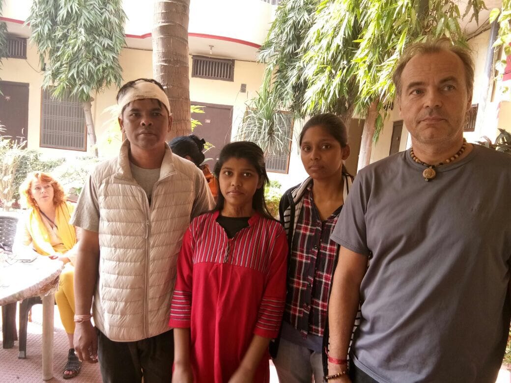Varanasi daughters save Foreigner girl at mirzapur