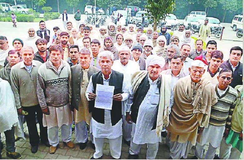 Farmers arrive collectrate, protest
