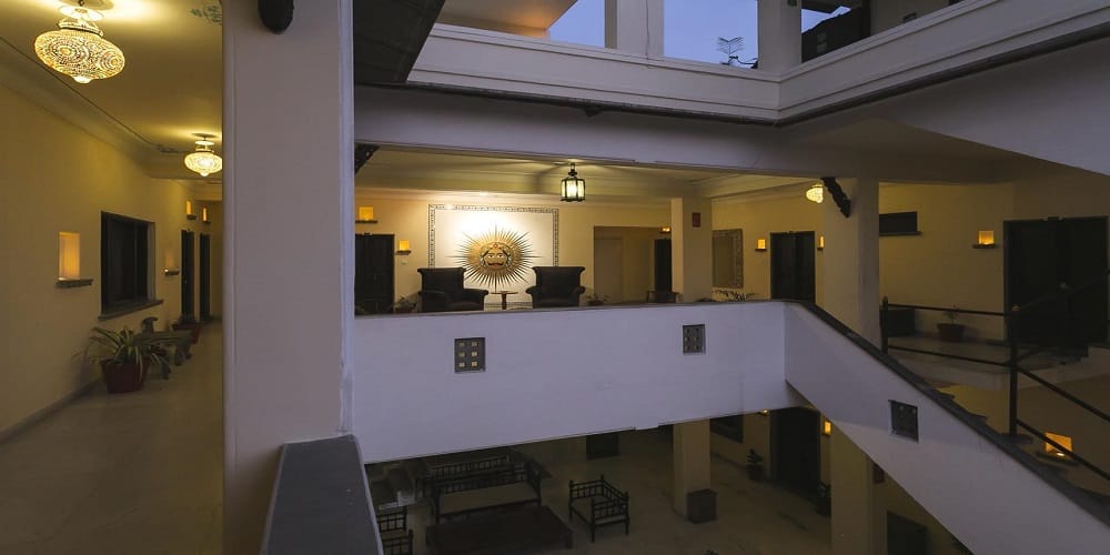 rajasthan-udaipur-foreign tourist died after falling down from first floor in lakecity 