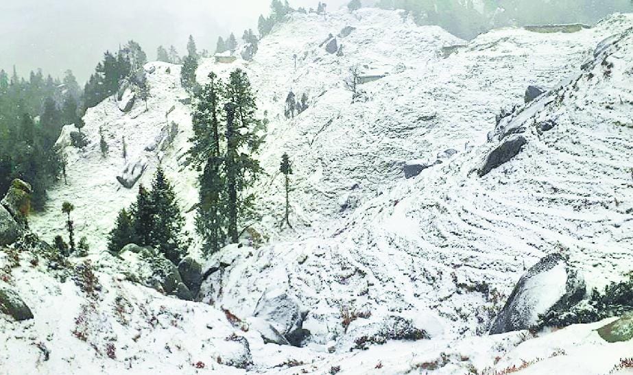 कमरूनाग, शिकारी देवी समेत ऊंची चोटियां सफेद