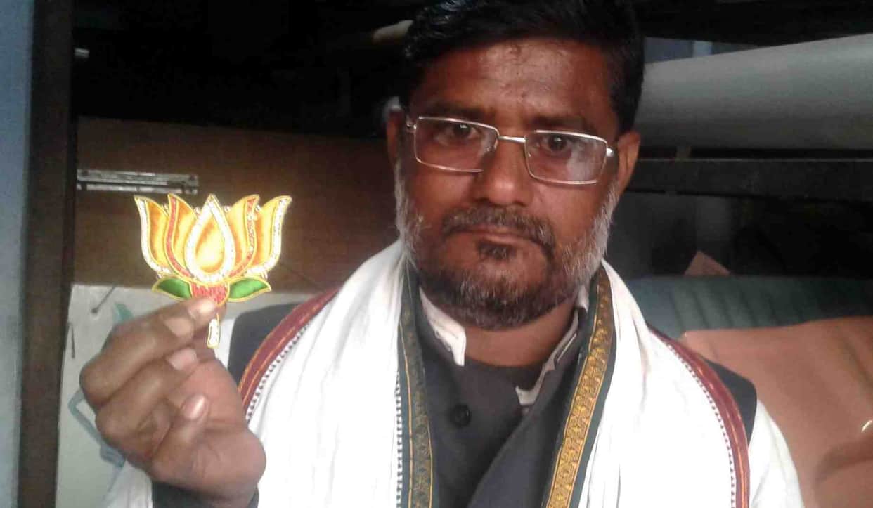 varanasi weaver make bjp symbol lotus for gujrat election