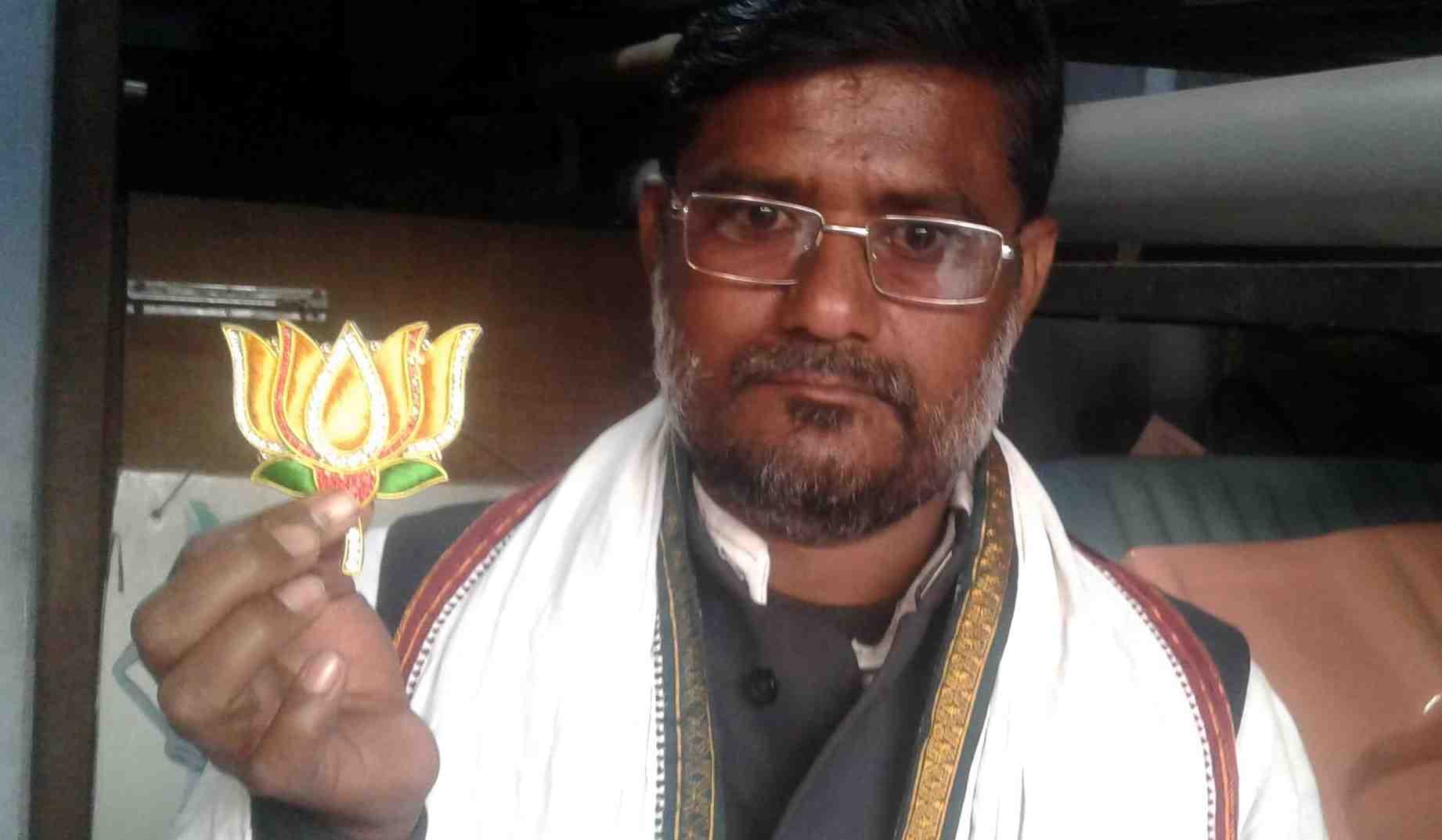 varanasi weaver make bjp symbol lotus for gujrat election