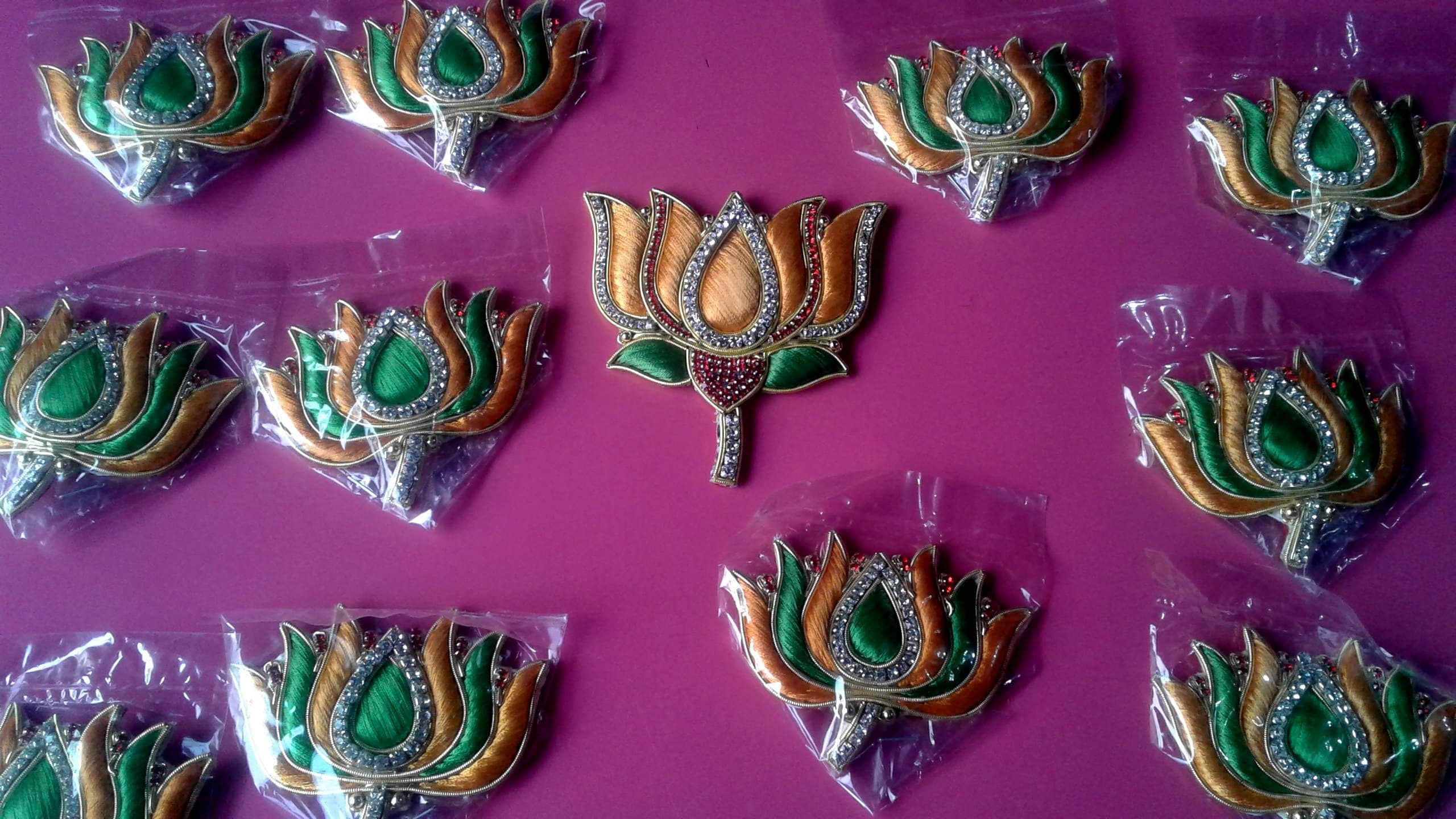 varanasi weaver make bjp symbol lotus for gujrat election