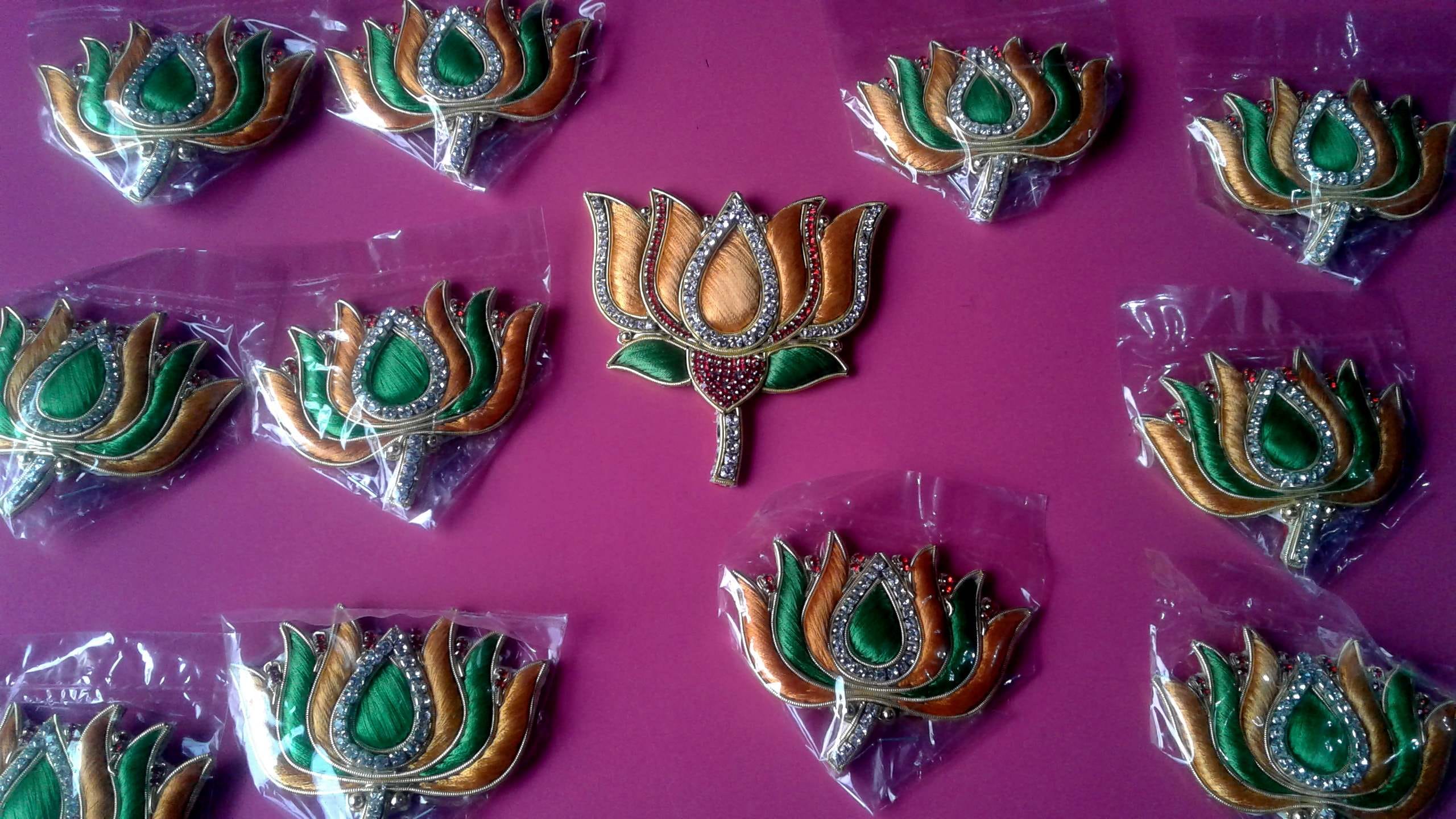 varanasi weaver make bjp symbol lotus for gujrat election