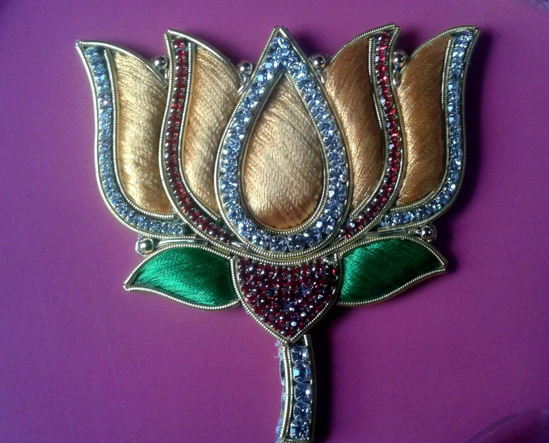 varanasi weaver make bjp symbol lotus for gujrat election