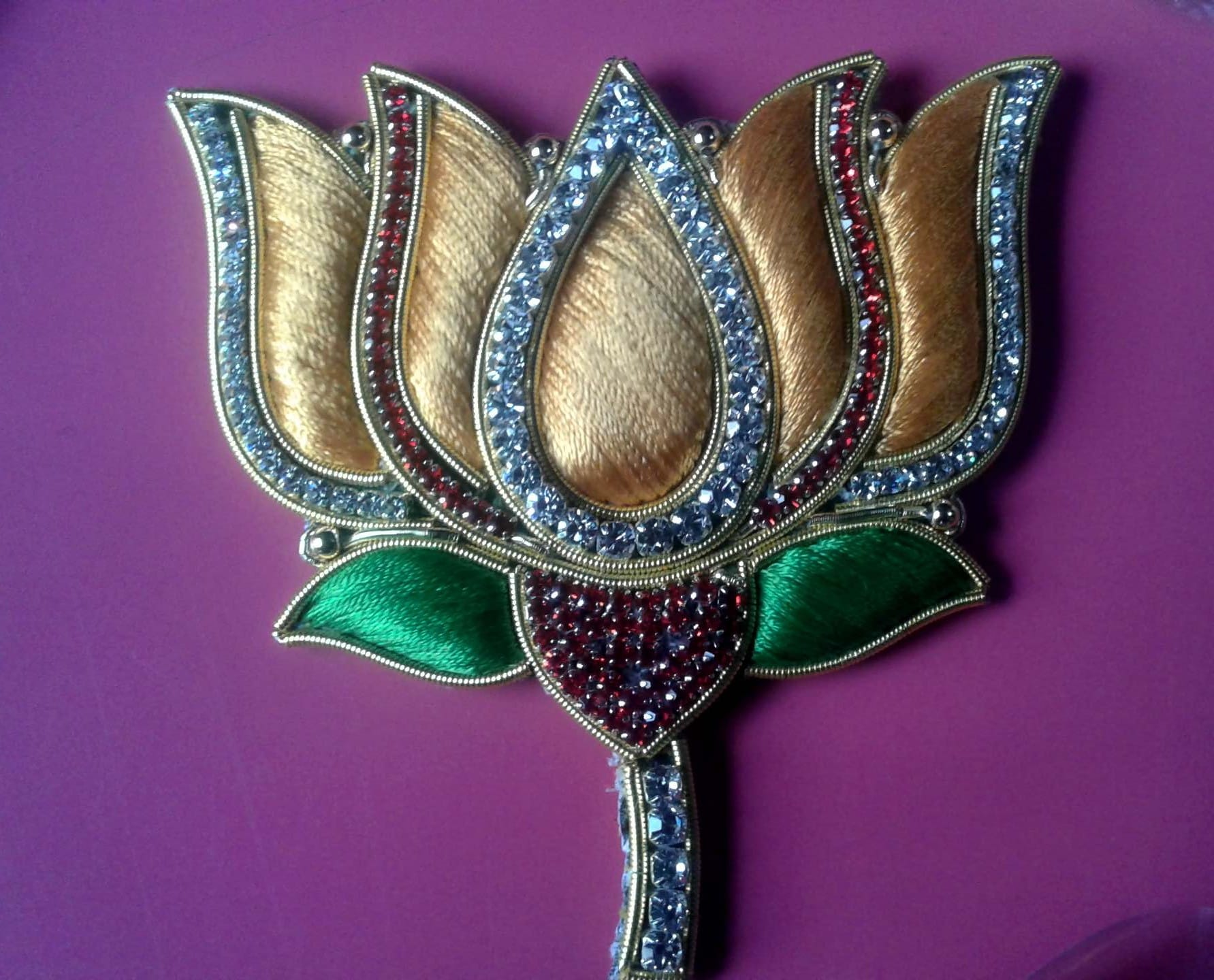 varanasi weaver make bjp symbol lotus for gujrat election
