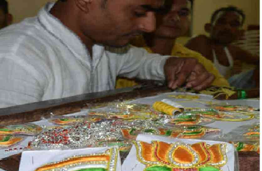 varanasi weaver make bjp symbol lotus for gujrat election