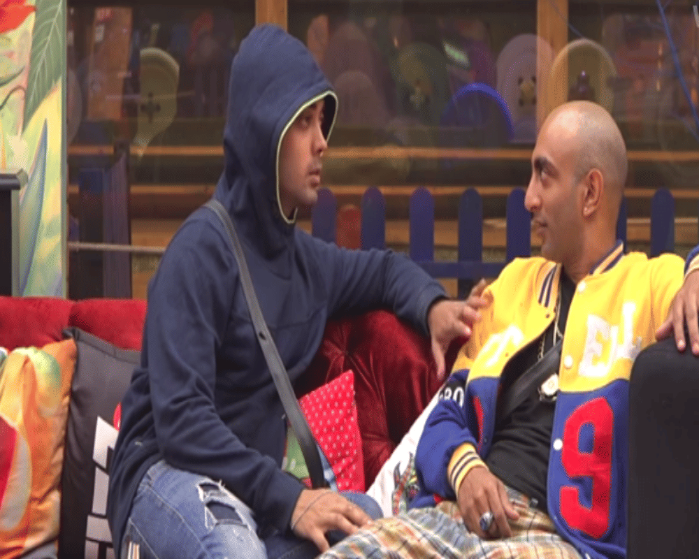 bigg boss 11 shilpa shinde warns akash dadlani for inappropriate behavior