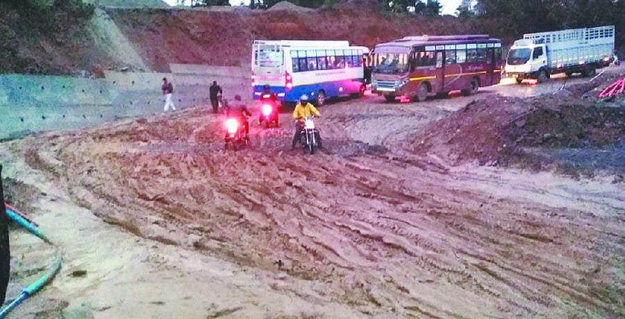 एनएच पर दलदल में फंसे दर्जनों वाहन