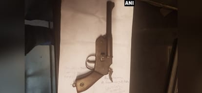 two people arrested for carrying huge amount of case and a pistol
