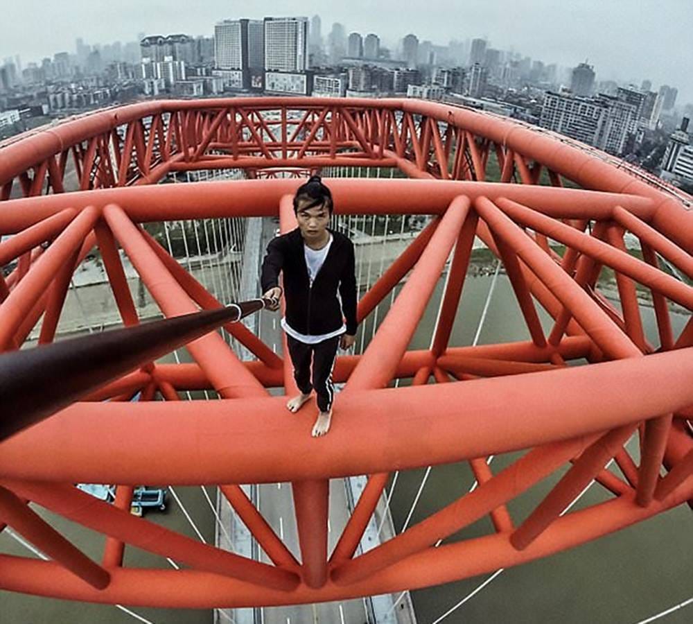 Harrowing footage captured of death when Chinese rooftopper doing stunt for selfie 