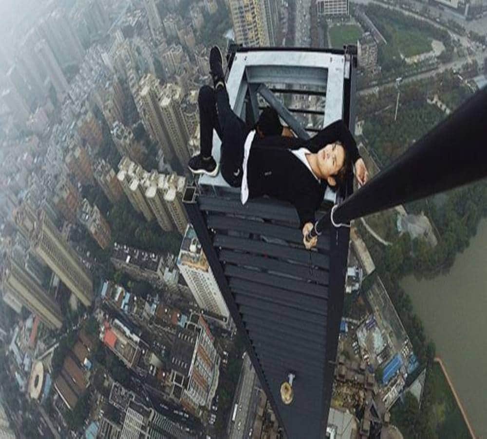 Harrowing footage captured of death when Chinese rooftopper doing stunt for selfie 