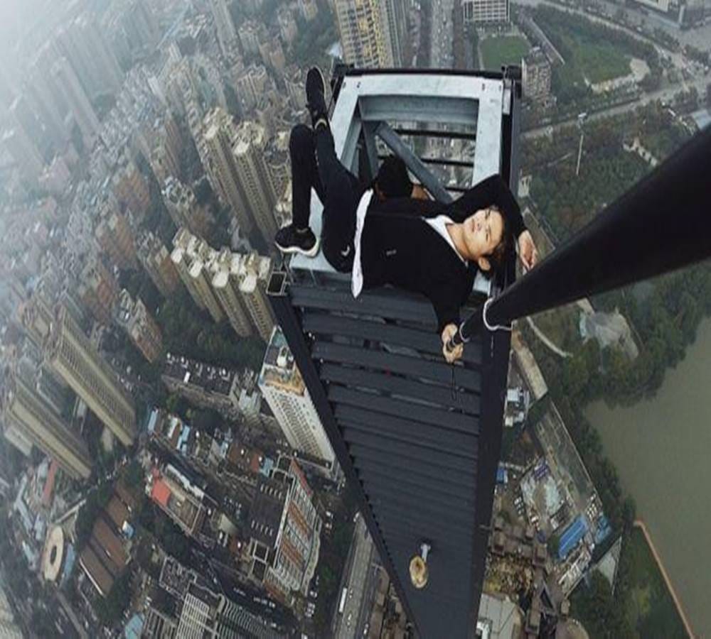Harrowing footage captured of death when Chinese rooftopper doing stunt for selfie 