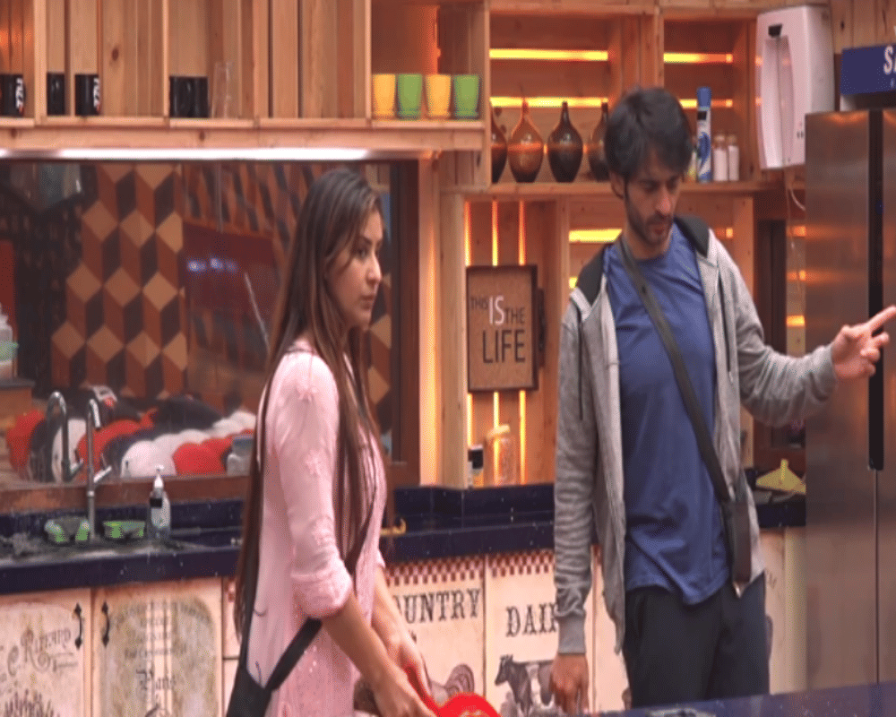 bigg boss 11 shilpa shinde warns akash dadlani for inappropriate behavior