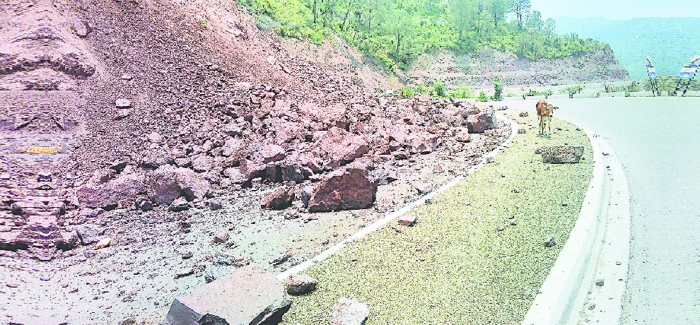 landslide danger on shimla-chandigarh road at dharampur