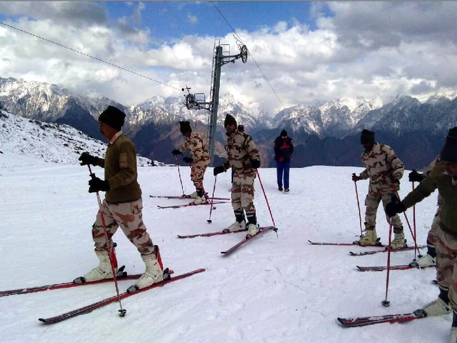 snowfall in auli before international skiing compition january 2018