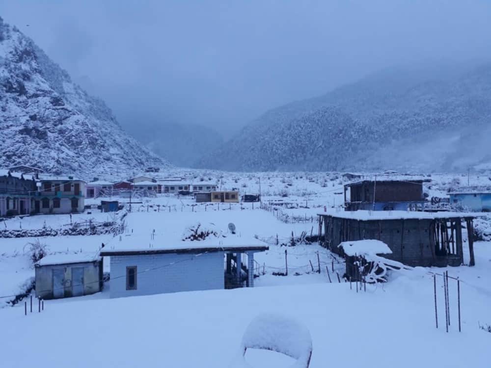heavy snowfall in uttarakhand photos