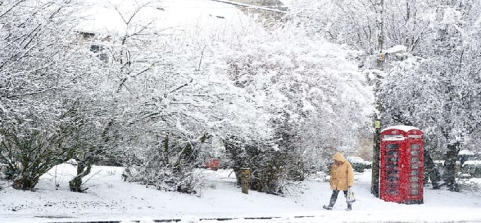 in Britain Many flights canceled due to heavy snowfall , school closed