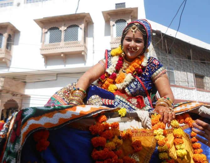 unique marriage, bride departure on elephant