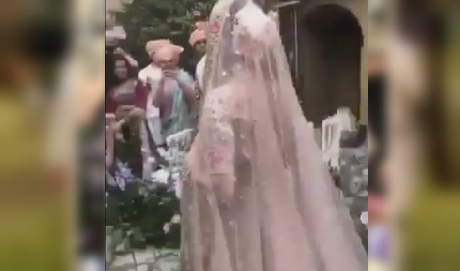 when anushka sharma went alone to mandap to meet virat kohli anushka sharma in her italy wedding